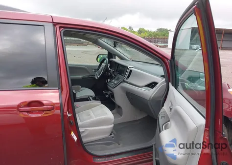 2018 Toyota Sienna Le 8 Passenger z USA, uszkodzony, nr VIN 5TDKZ3DCXJS958114